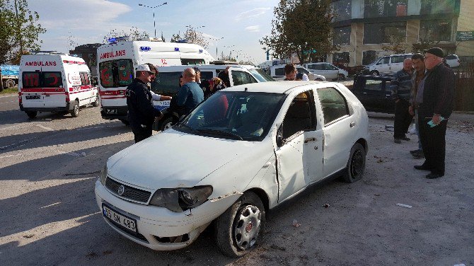 Hastane Dönüşü Kaza: 2 Yaralı