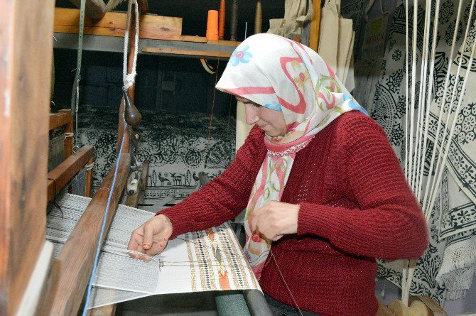 Odunluğa Kurduğu Dokuma Tezgahıyla Geçimini Sağlıyor