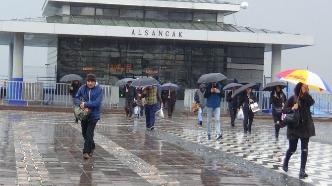 İzmir’de Sağanak Yağış Etkili Oldu