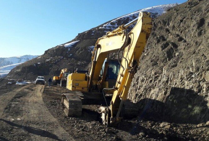 Büyükşehir Kırsalda Elverişsiz Hava Şartlarına Rağmen Yol Yapıyor