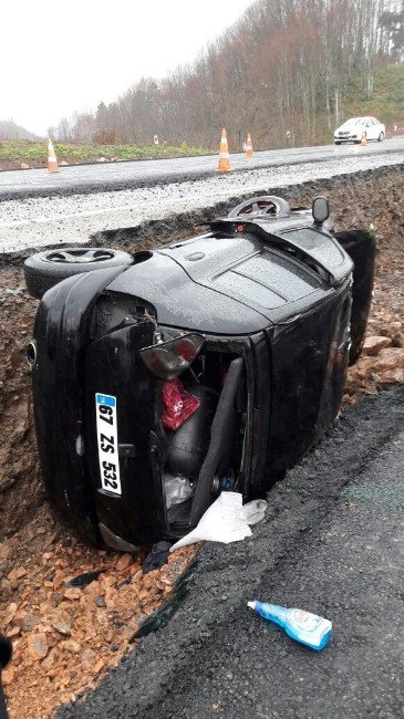 Zonguldak’ta Otomobil Orta Refüje Devrildi: 1 Yaralı