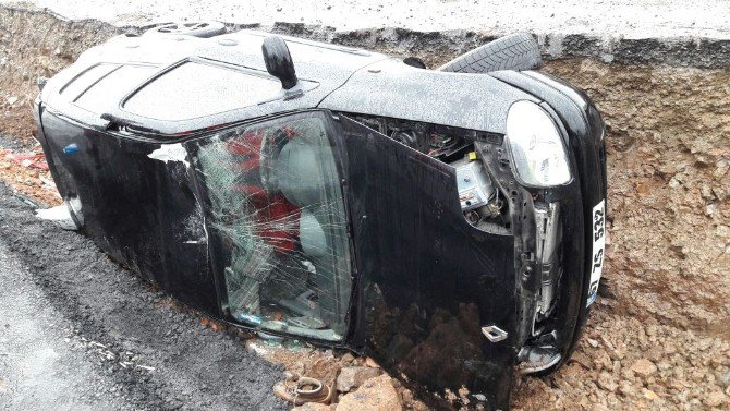 Zonguldak’ta Otomobil Orta Refüje Devrildi: 1 Yaralı