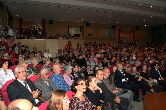 90 Yaşında Sahneye Çıkan Alaaddin Yavaşça Büyüledi