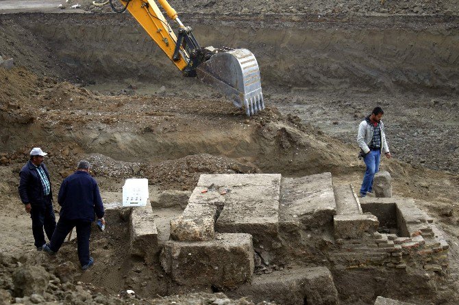 Antalya’da Yurt İnşaatı Kazısından Antik Mezar Çıktı