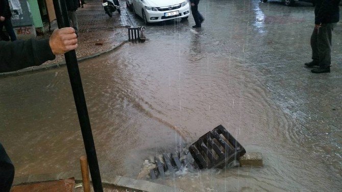 Germencik’te Sağnak Yağış Hayatı Olumsuz Etkiledi