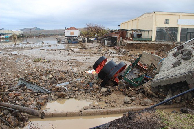 Ayvalık’ta Yaşanan Sel Faciasının Büyüklüğü Gündüz Ortaya Çıktı