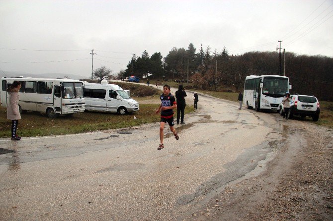 Yağmur Altında Koşan Sporcular Battaniyelerle Isındı