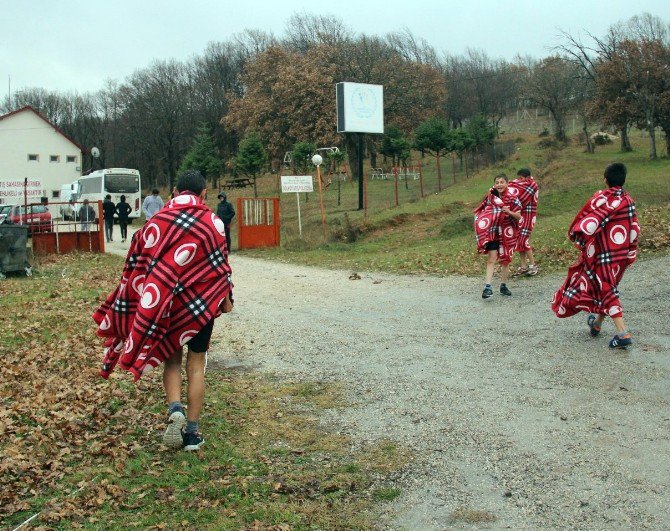 Yağmur Altında Koşan Sporcular Battaniyelerle Isındı