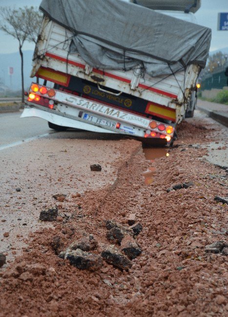 Aynı Yolda 2 Tır Yan Yattı