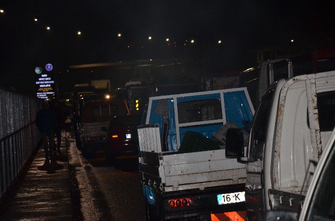 Bursalı Pazarcılar, Tezgahları İçin Otobanı Trafiğe Kapattı Bursa Kilitlendi