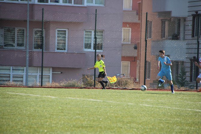 İlk Maçına Çıkan Bayan Futbol Hakeminin Hedefi Büyük