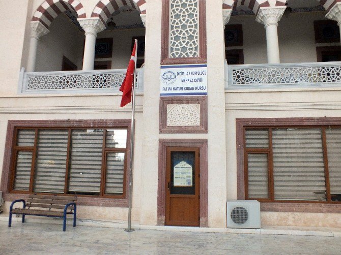 Pişman Olan Hırsızlar Çaldıkları Bilgisayarları Cami Avlusuna Bıraktı