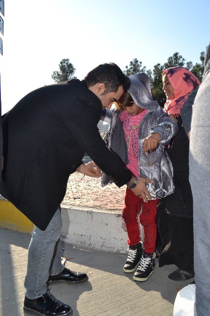 Diyarbakırlı Gençler, Sokakta Çalıştırılan Çocukları Giydirdi