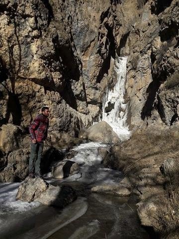 Hakkari’de Şelale Ve Dere Yatakları Dondu