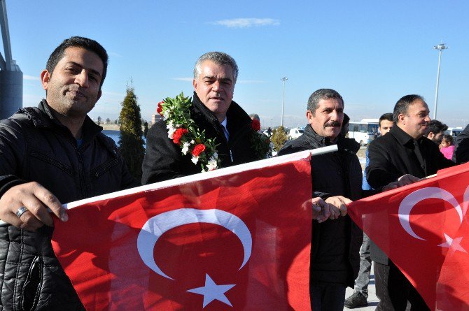 Dünya Şampiyonu Boksör Baba Ocağında Coşkuyla Karşılandı