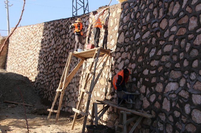 Elazığ Belediyesi’nden 30 Ayda 43 Bin Metre Kare Taş Duvar