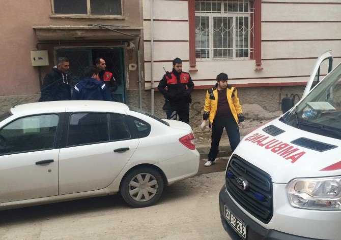 Evine Benzin Döktü, Facia Yaşanmadan Polis Müdahale Etti