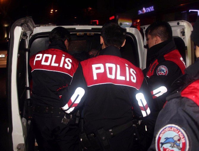 Kimlik Kontrolü Yapan Polise Kafa Attı