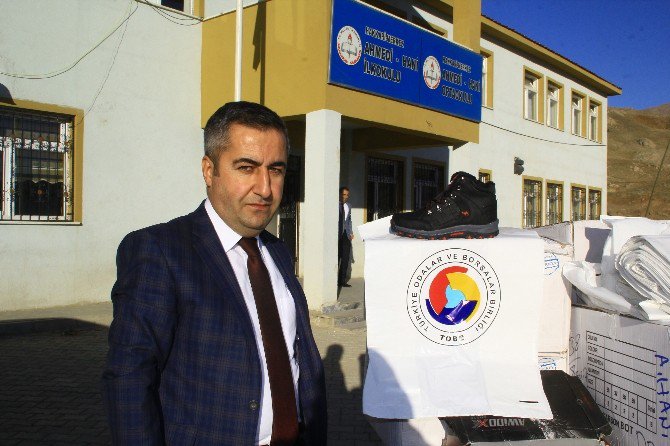 Hakkari’de Kış Öncesi Öğrencilere Sevindirildi