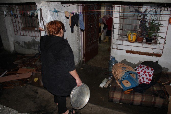 Kartal’da Rögar Kapağından Taşan Sular Bir Evi Bastı