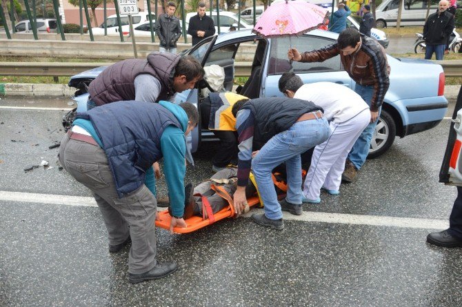 Kırmızı Işıkta Duran Kamyona Çarptı