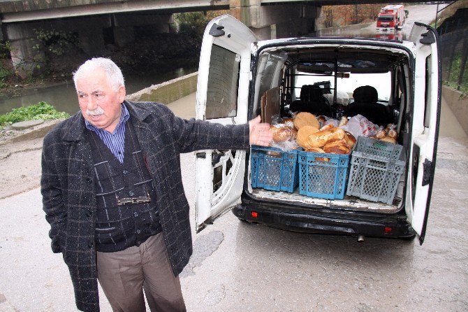 Ekmek Teknesi Suya Gömüldü, Gözyaşları İçinde İzledi