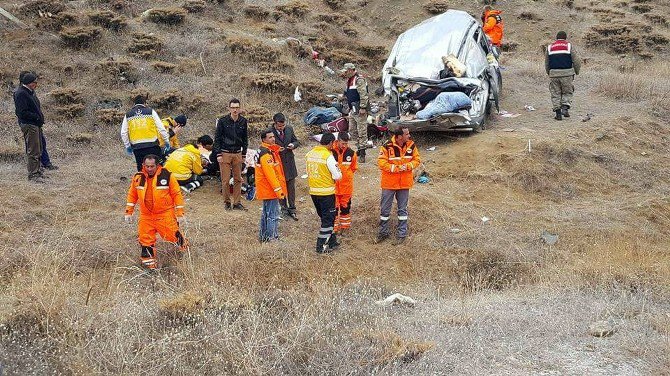 Sivas’ta Hafif Ticari Araç Şarampole Devrildi: 1 Ölü, 6 Yaralı