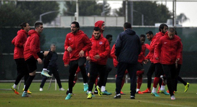 Antalyaspor, Başakşehir Maçının Hazırlıklarını Yağmur Altında Sürdürdü