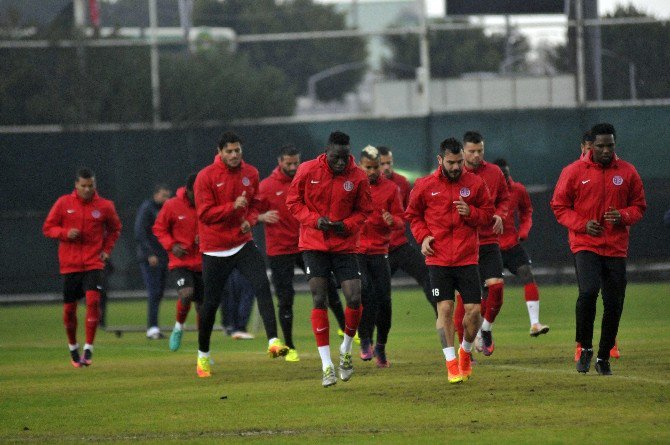 Antalyaspor, Başakşehir Maçının Hazırlıklarını Yağmur Altında Sürdürdü