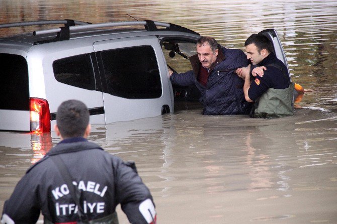 Su Dolu Alt Geçitte Aynı Günde 3. Araç Mahsur Kaldı