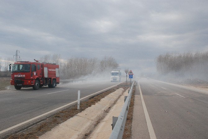 Tokat’ta Anız Yangını Sürücülere Zor Anlar Yaşattı