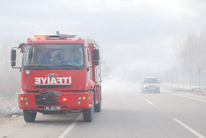 Tokat’ta Anız Yangını Sürücülere Zor Anlar Yaşattı