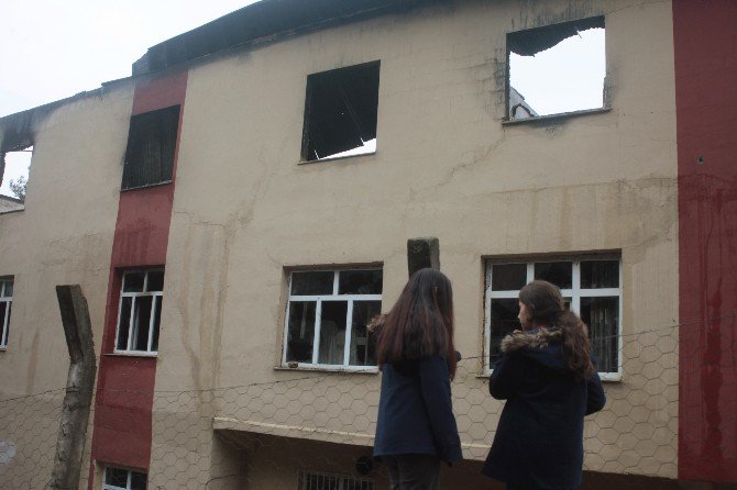 Yanan Yurt Binasına Hüzünlü Bakış