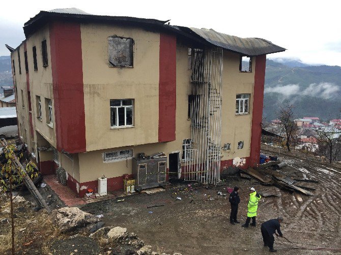 Yanan Yurt Binasına Hüzünlü Bakış