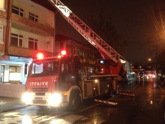 Çatı Yangını İtfaiye Ekiplerince Söndürüldü