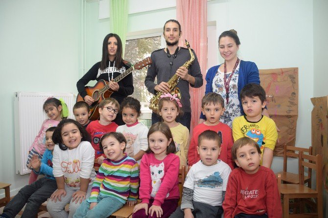 Kreş Ve Gündüz Bakımevi’nde Çocuklar İçin Müzik Dinletisi