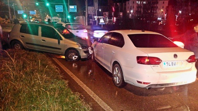 Otomobilin Çarptığı Kadın Taklalar Atarak Sağlık Merkezi Önüne Düştü