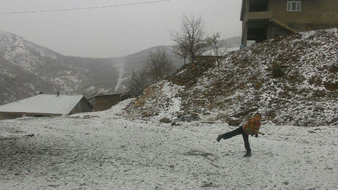 Genç’e Yılın İlk Karı Düştü