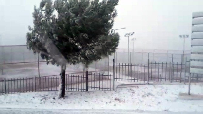 İzmir’e Kar Yağdı, Vatandaşlar Şaşkına Döndü