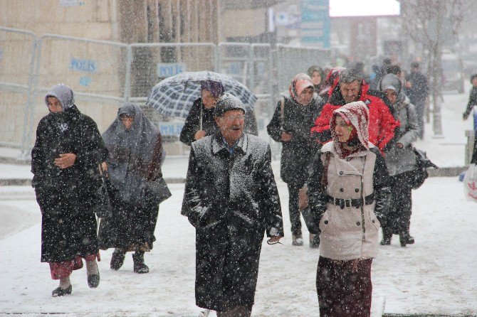 Erzurum Beyaz Gelinliğini Giydi