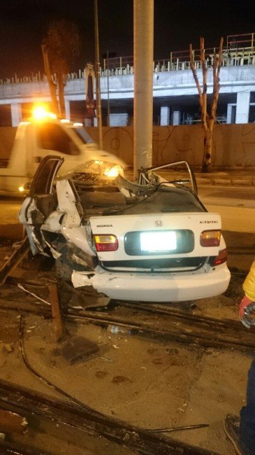 Kontrolünü Kaybettiği Otomobille Tramvay Yolundaki Direğe Çarptı: 1 Ölü, 1 Yaralı