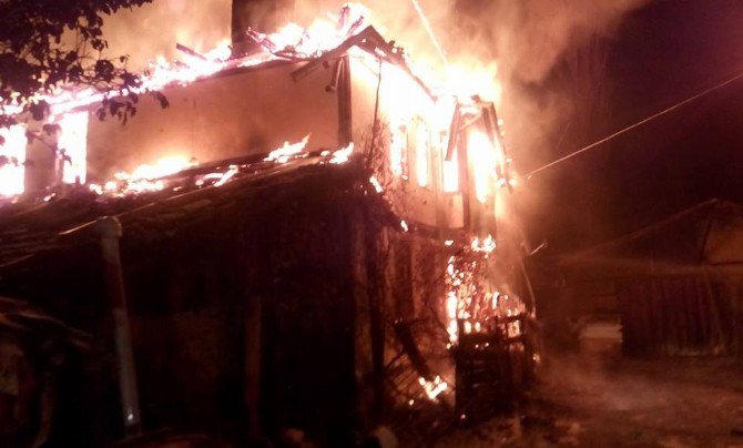 Kastamonu’da Tarihi Üç Katlı Konak, Yangında Küle Döndü