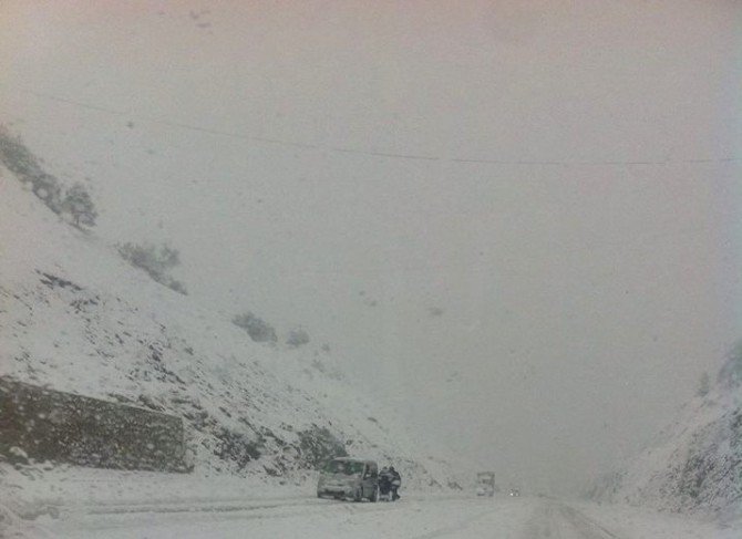 Bingöl’e Kar Yağdı, Araçlar Yolda Kaldı