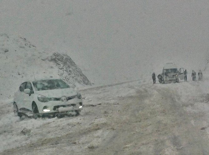 Bingöl’e Kar Yağdı, Araçlar Yolda Kaldı