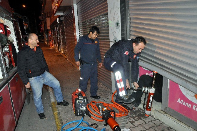 Birahanede Mahsur Kalan 3 Arkadaşın Yardımına İtfaiye Yetişti