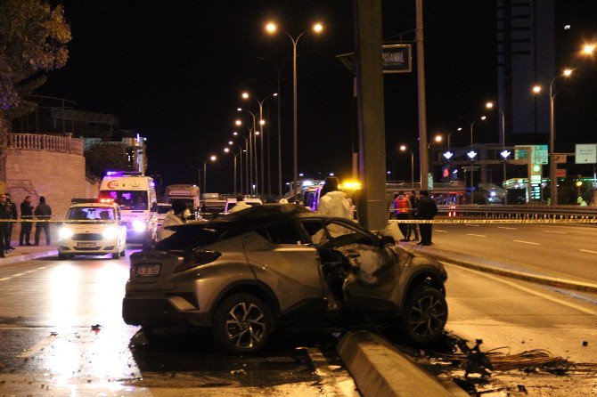 Avcılar’da Direğe Çarpan Otomobil Alev Aldı: 2 Ölü