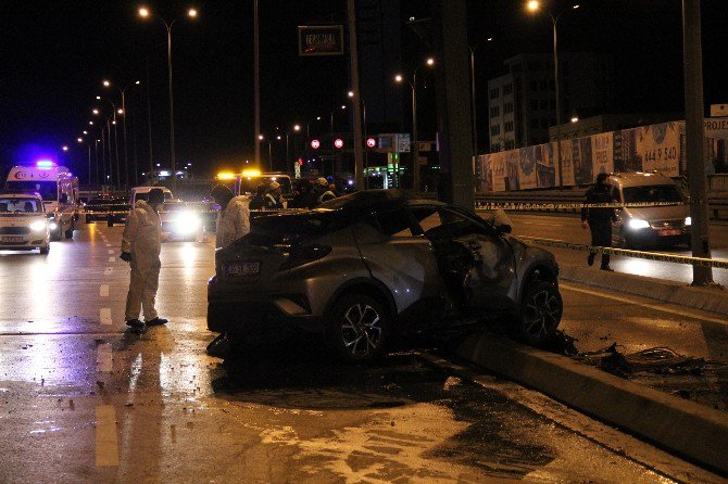 Avcılar’da Direğe Çarpan Otomobil Alev Aldı: 2 Ölü