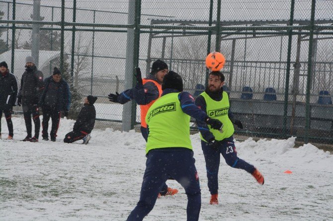 Bb Erzurumspor Kar Yağışı Altında Antrenman Yaptı