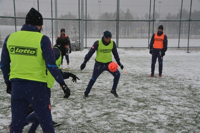 Bb Erzurumspor Kar Yağışı Altında Antrenman Yaptı