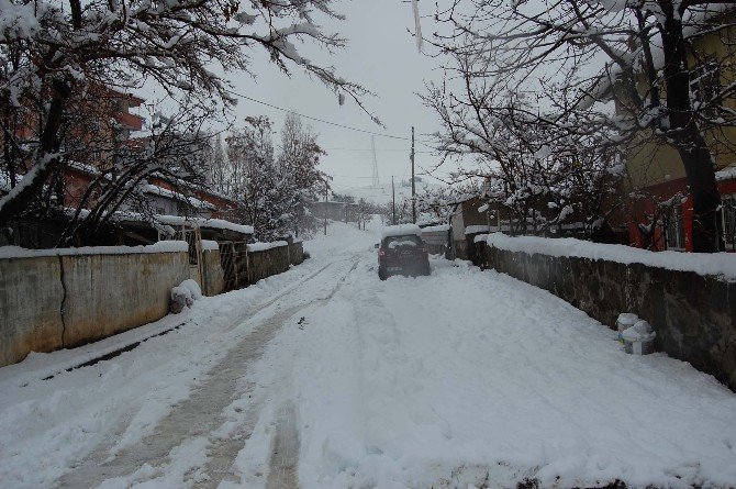 Bitlis’te Yarım Metreye Kar Yağdı